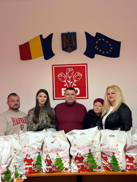 Mereu alături de oameni / PSD Carei a oferit zeci de pachete cu produse necesare mesei de Crăciun
