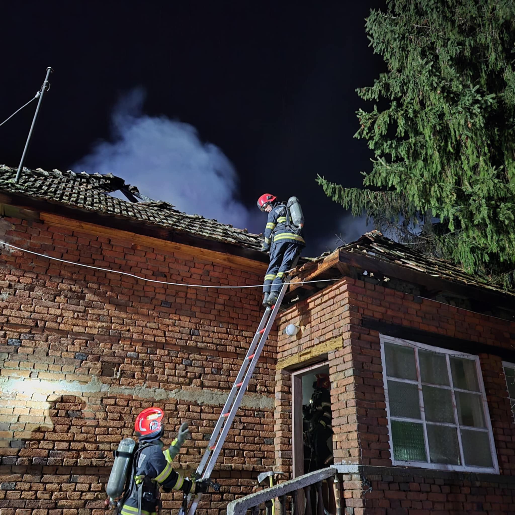 FOTO: INCENDIU la o casă în județ. Acoperișul, mistuit de flăcări