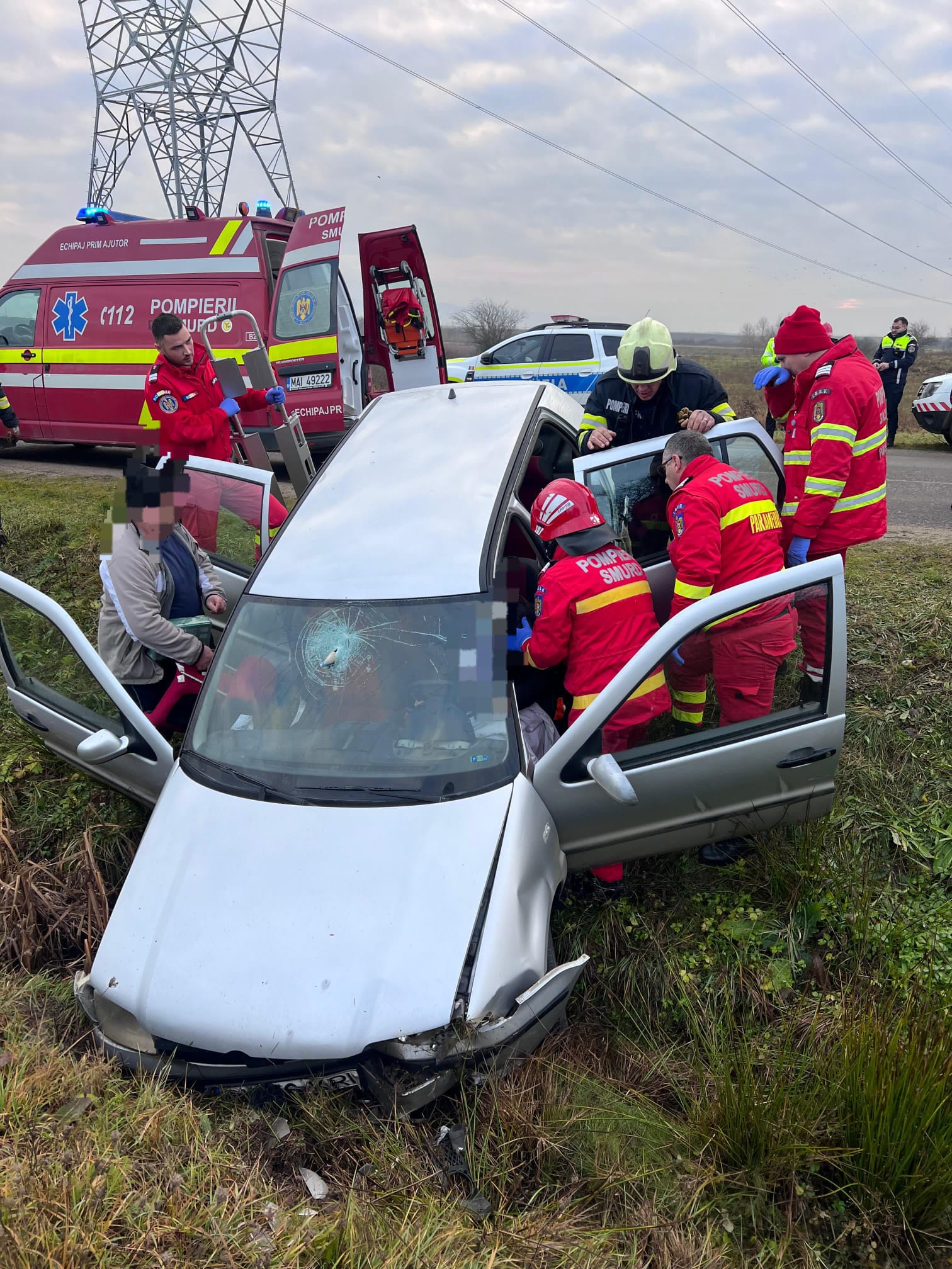 Accident rutier în Medieșu Aurit. O femeie a rămas încarcerată