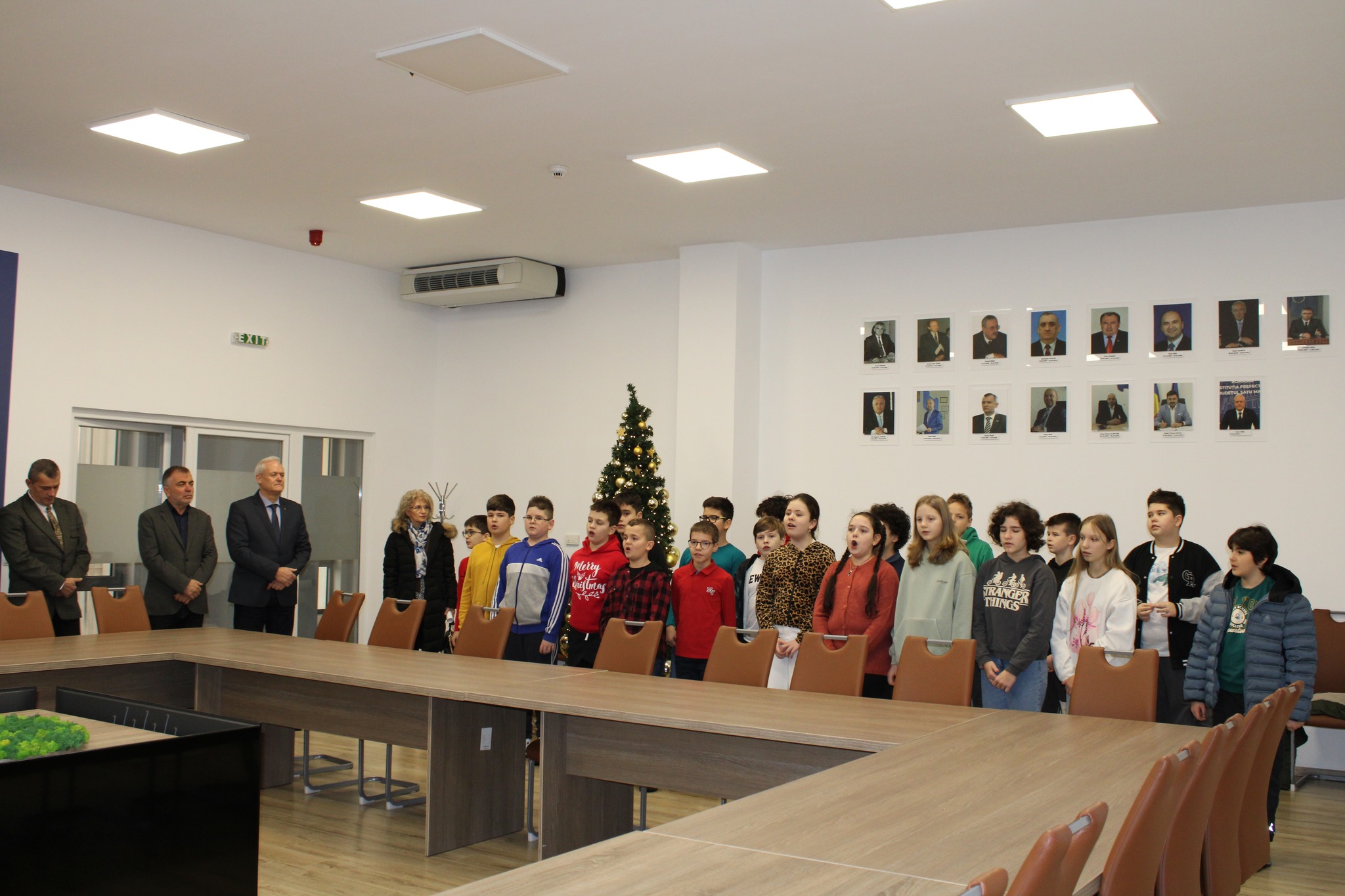 FOTO. Colindători bandă rulantă la Prefectură