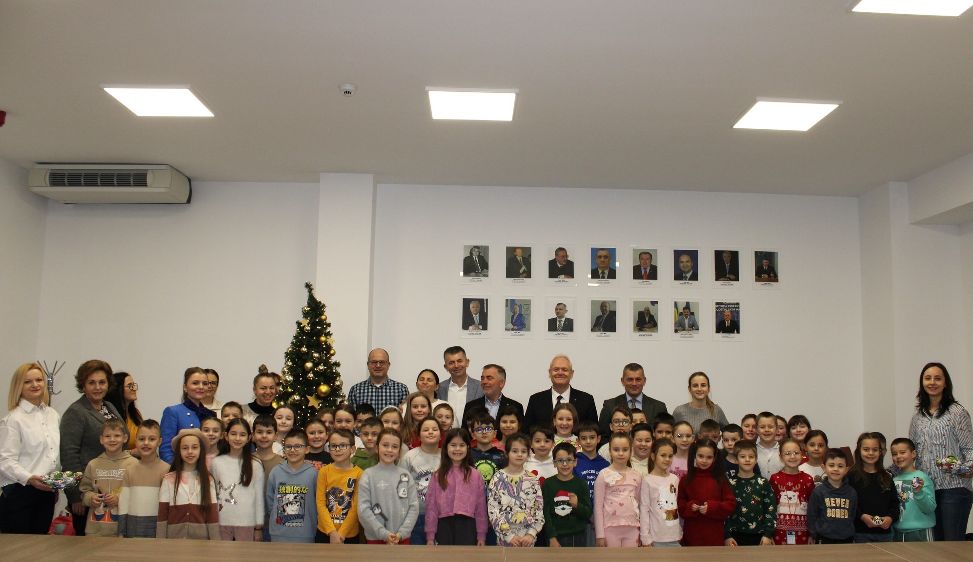 Colindători matinali la Instituția Prefectului