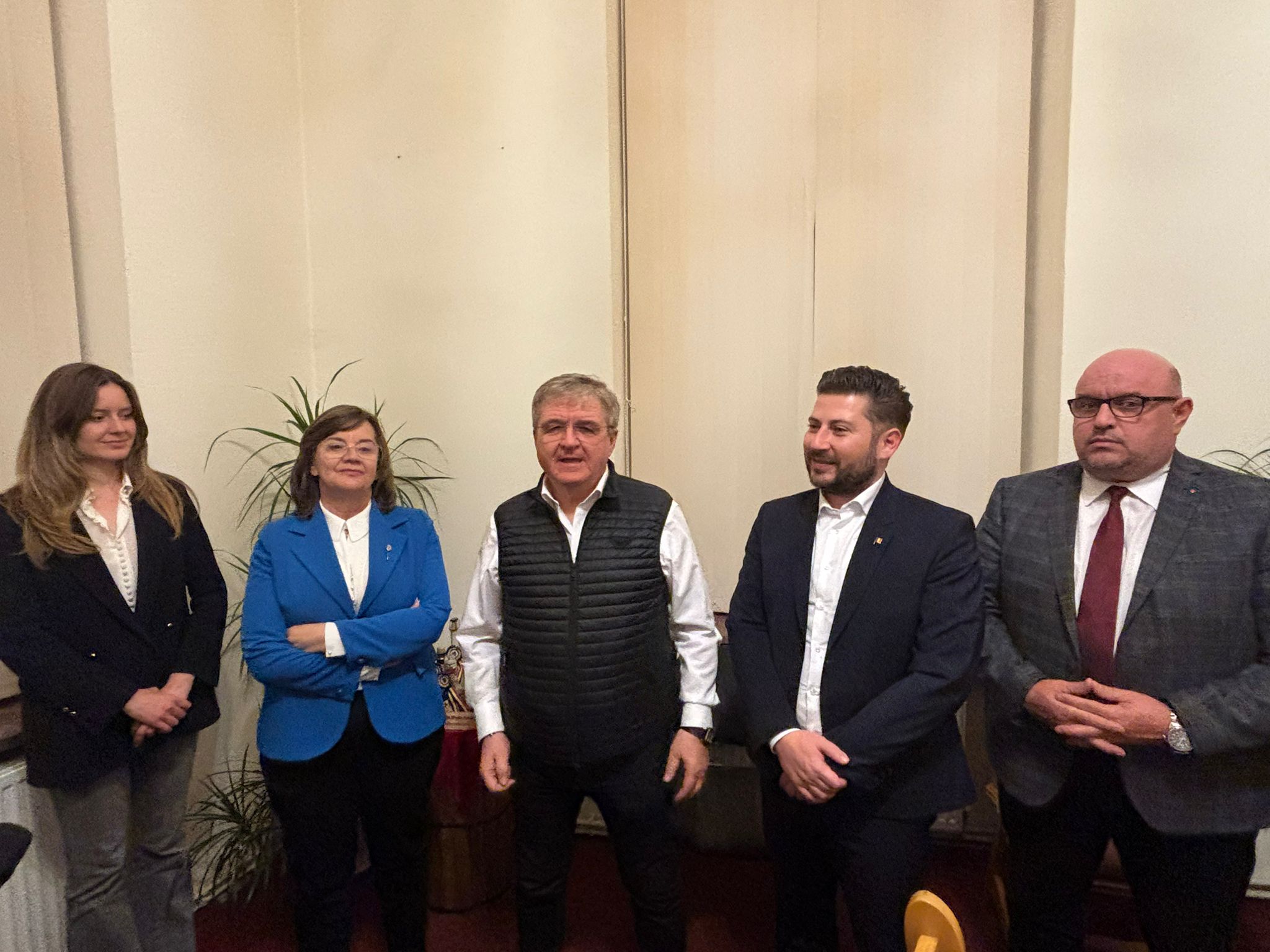 FOTO. Reacţii reţinute la sediiile partidelor politice din Satu Mare