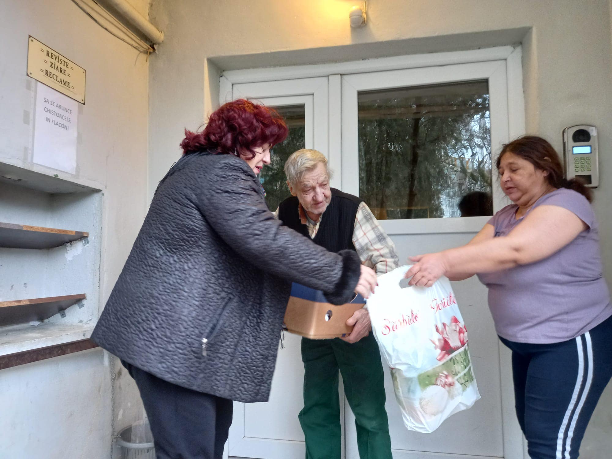 FOTO. Seniorii Social Democrați sătmăreni aduc bucurie și speranță în casele a 20 de familii din județ