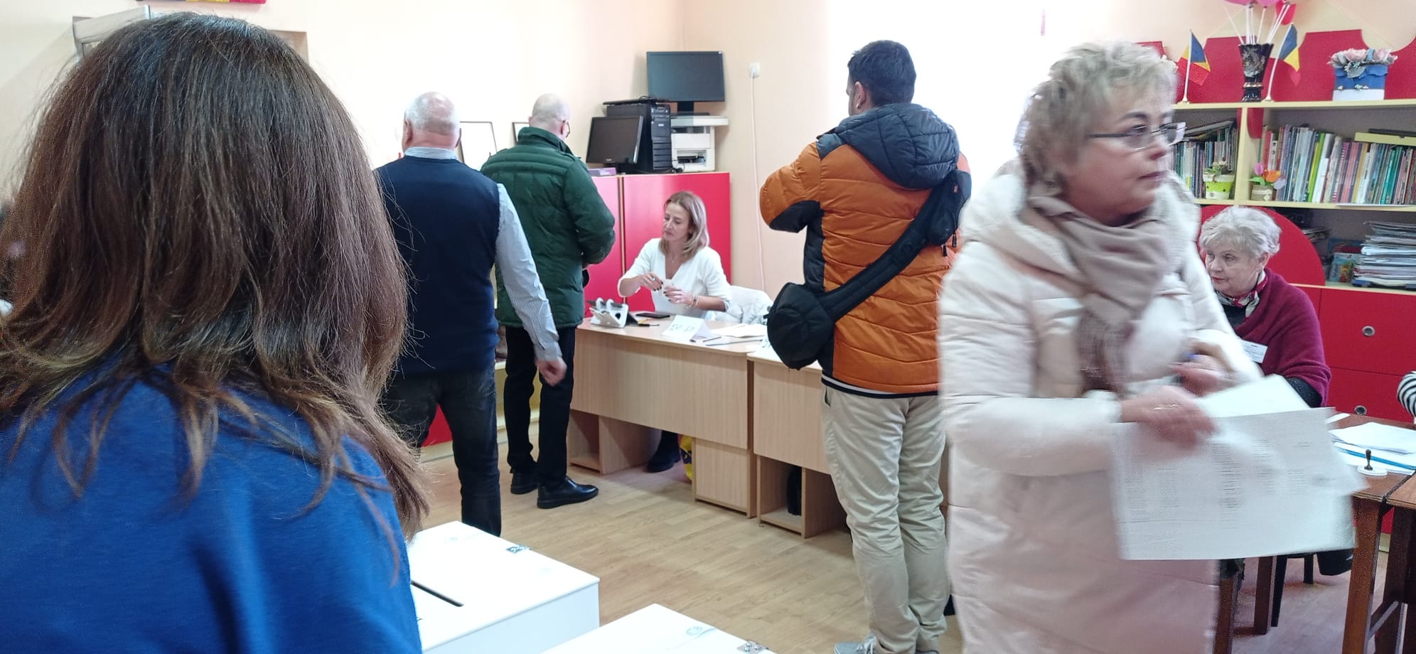 ALEGERI PARLAMENTARE. Sătmărenii ies la vot. Am părăsit locurile codaşe