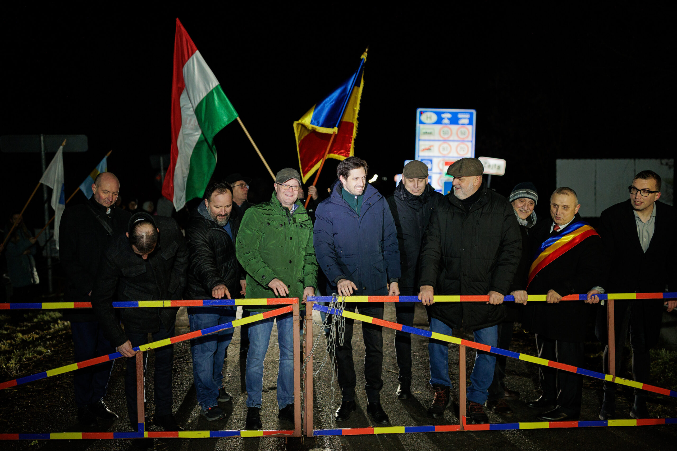 Moment istoric la granița României. Primarul Kereskényi Gábor marchează intrarea în Schengen trecând frontiera la Peleș-Zajta în noaptea de Revelion