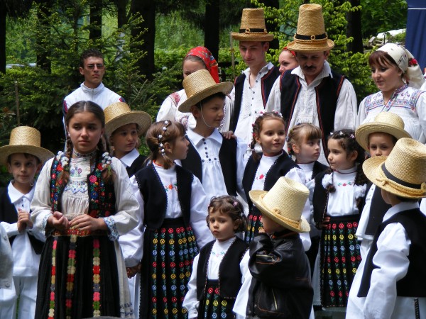 Costumul popular din zona Codrului – O moștenire culturală de o valoare inestimabilă