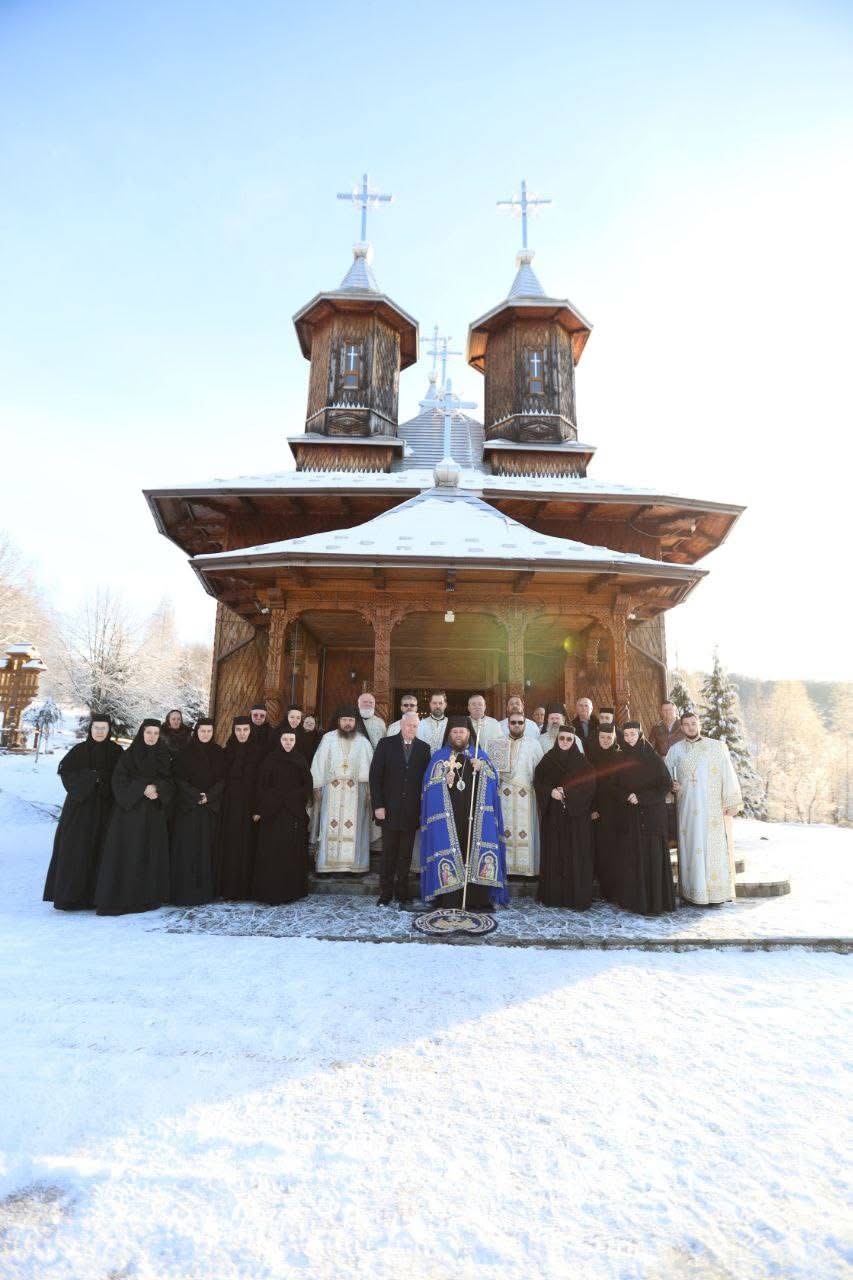 FOTO. În Ajunul Bobotezei, Preasfințitul Părinte Timotei Sătmăreanul a slujit la Mănăstirea „Sfânta Treime” Moișeni