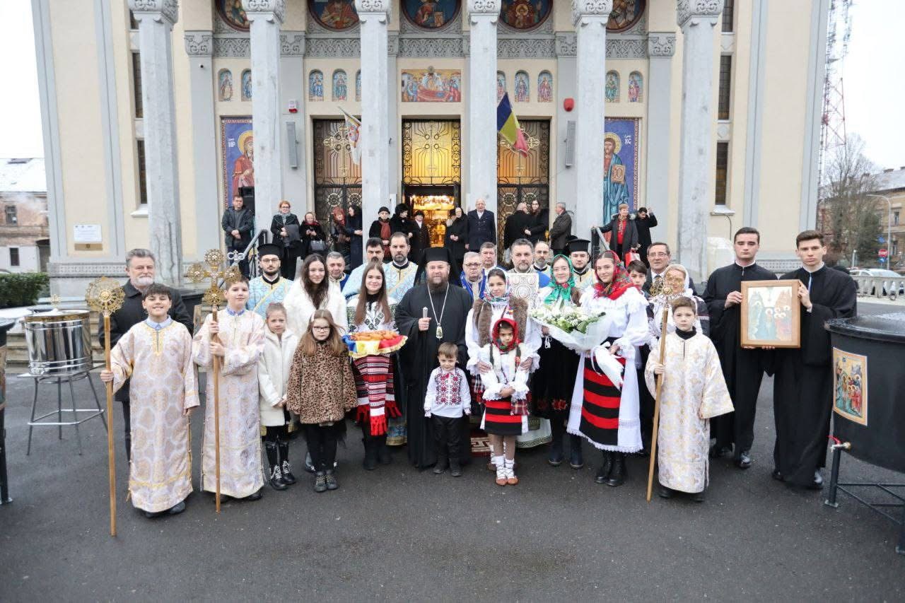 FOTO. De Praznicul Botezului Domnului, Preasfințitul Părinte Timotei Sătmăreanul, a slujit la Catedrala Ortodoxă „Adormirea Maicii Domnului”