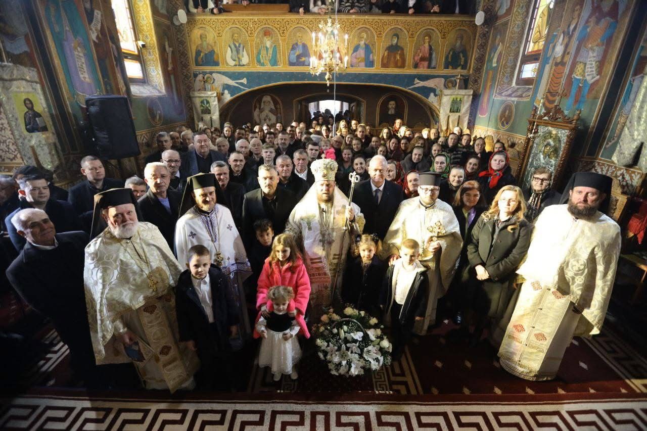 FOTO. Preasfințitul Părinte Timotei Sătmăreanul a slujit la Mănăstirea „Sfinții Apostoli Petru și Pavel” din localitatea Bixad