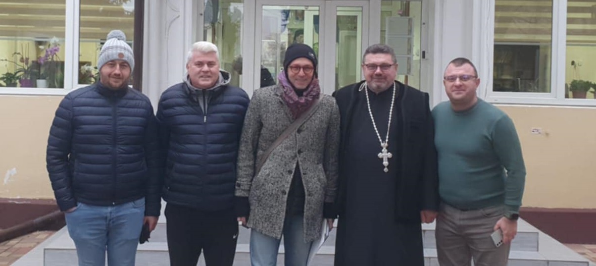 FOTO. VIZITĂ. Bogdan Lobonț promovează sportul și fotbalul sătmărean la Liceul Ortodox