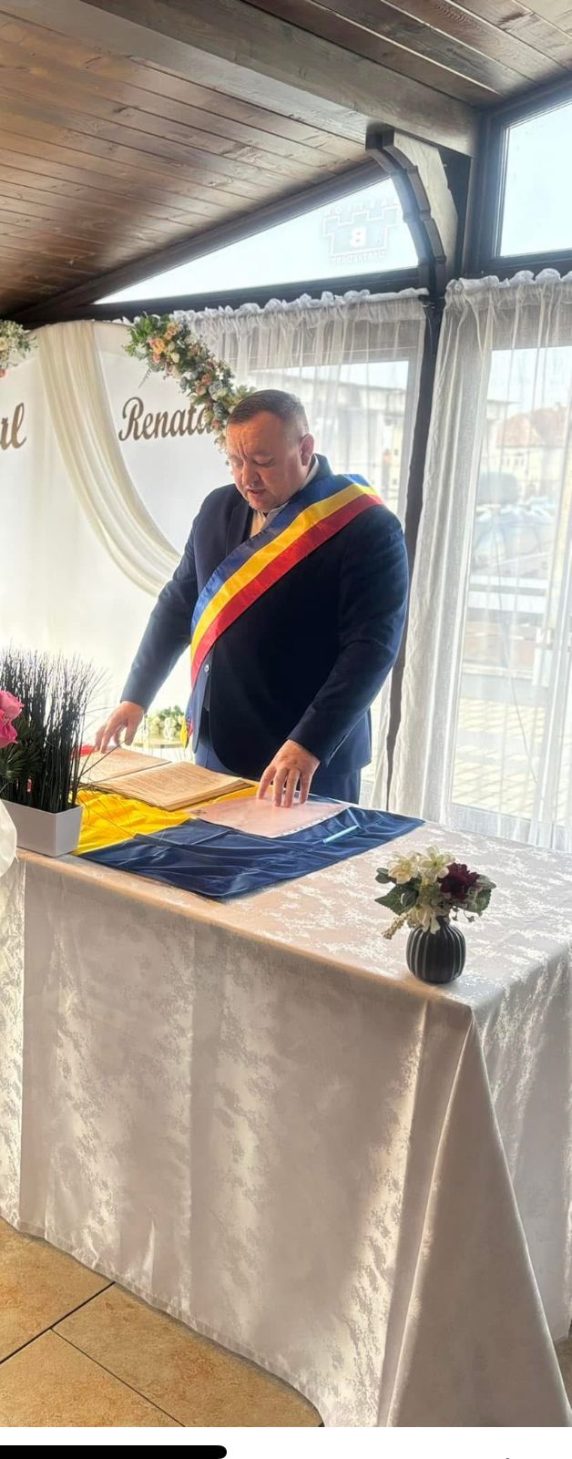 Primarul din Socond oficiază  căsătorii pe unde-l taie capu...