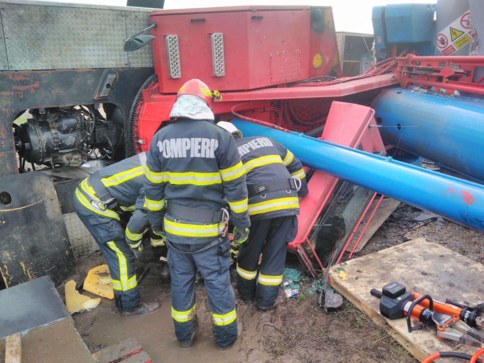 FOTO. ACCIDENT. La un pas de moarte. Șofer încarcerat, salvat de pompieri