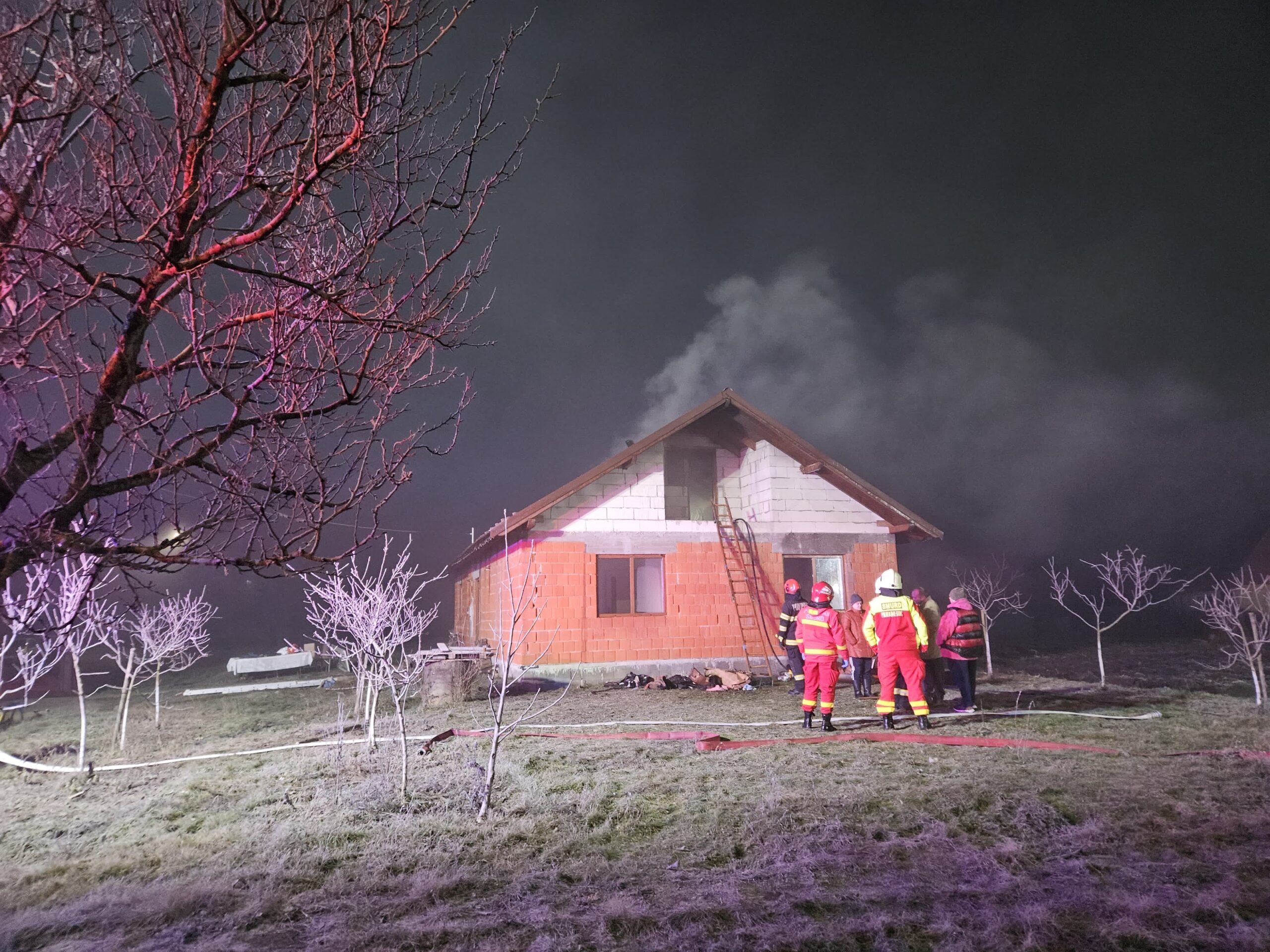 ISU Satu Mare alături de comunitatea sătmăreană. Intervenție la un incendiu produs la acoperișul unei case de locuit, în localitatea Beltiug