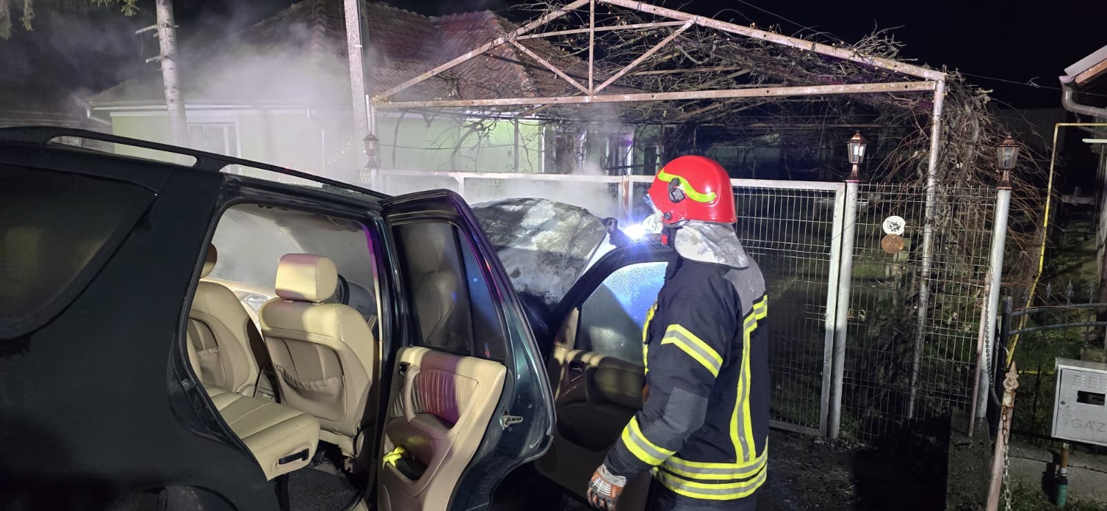 Incendiu izbucnit la un autoturism parcat în fața unei case de locuit din municipiul Satu Mare