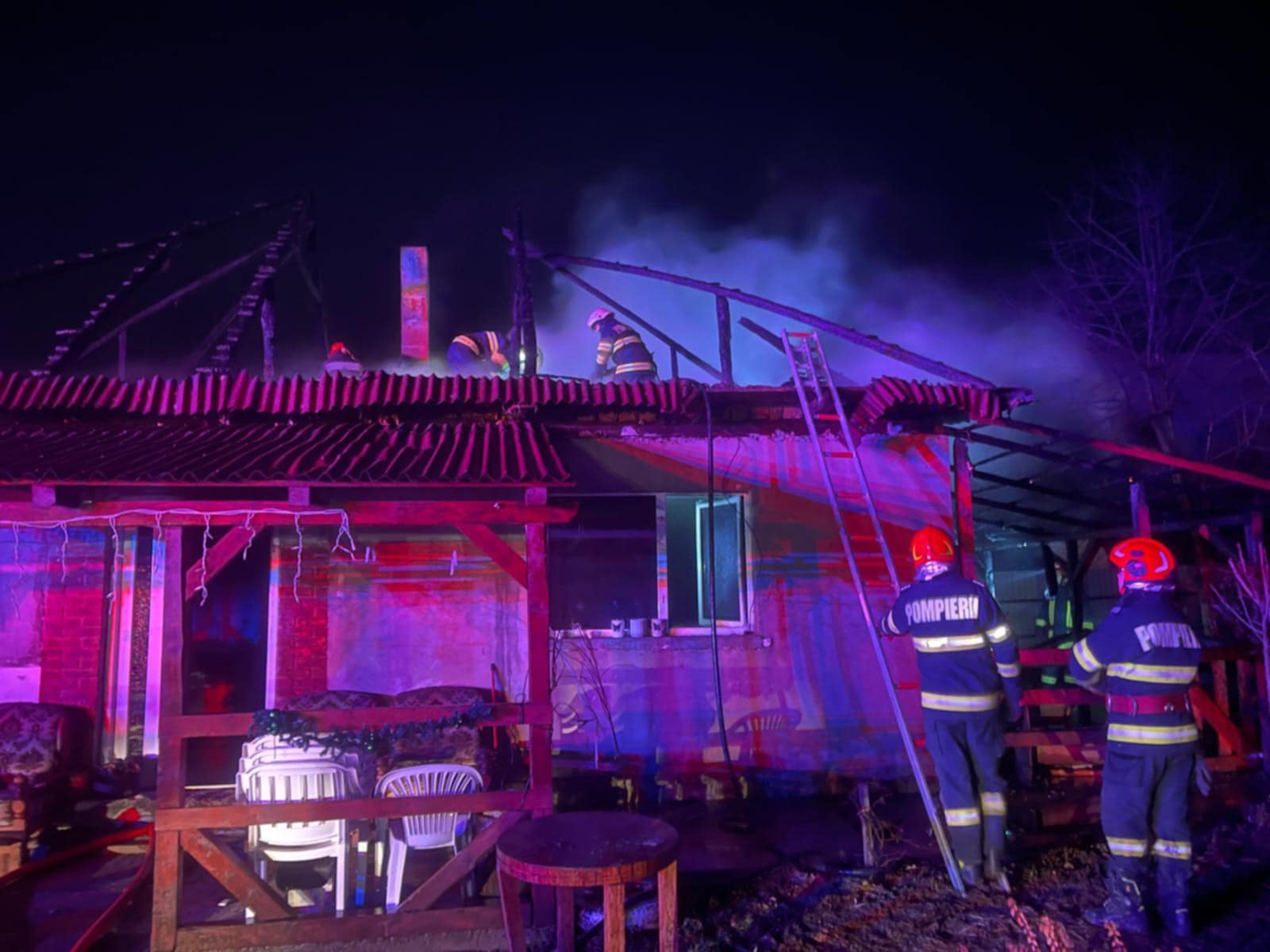 FOTO. DEFLAGRAȚIE în județ. O casă a sărit în aer, o persoană rănită!