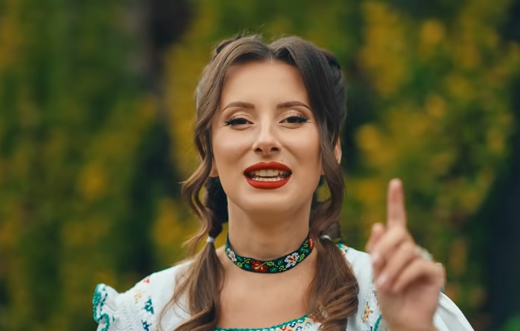 VIDEO. Artista Laura Bakk, între muzică, familie și surprize pentru fani