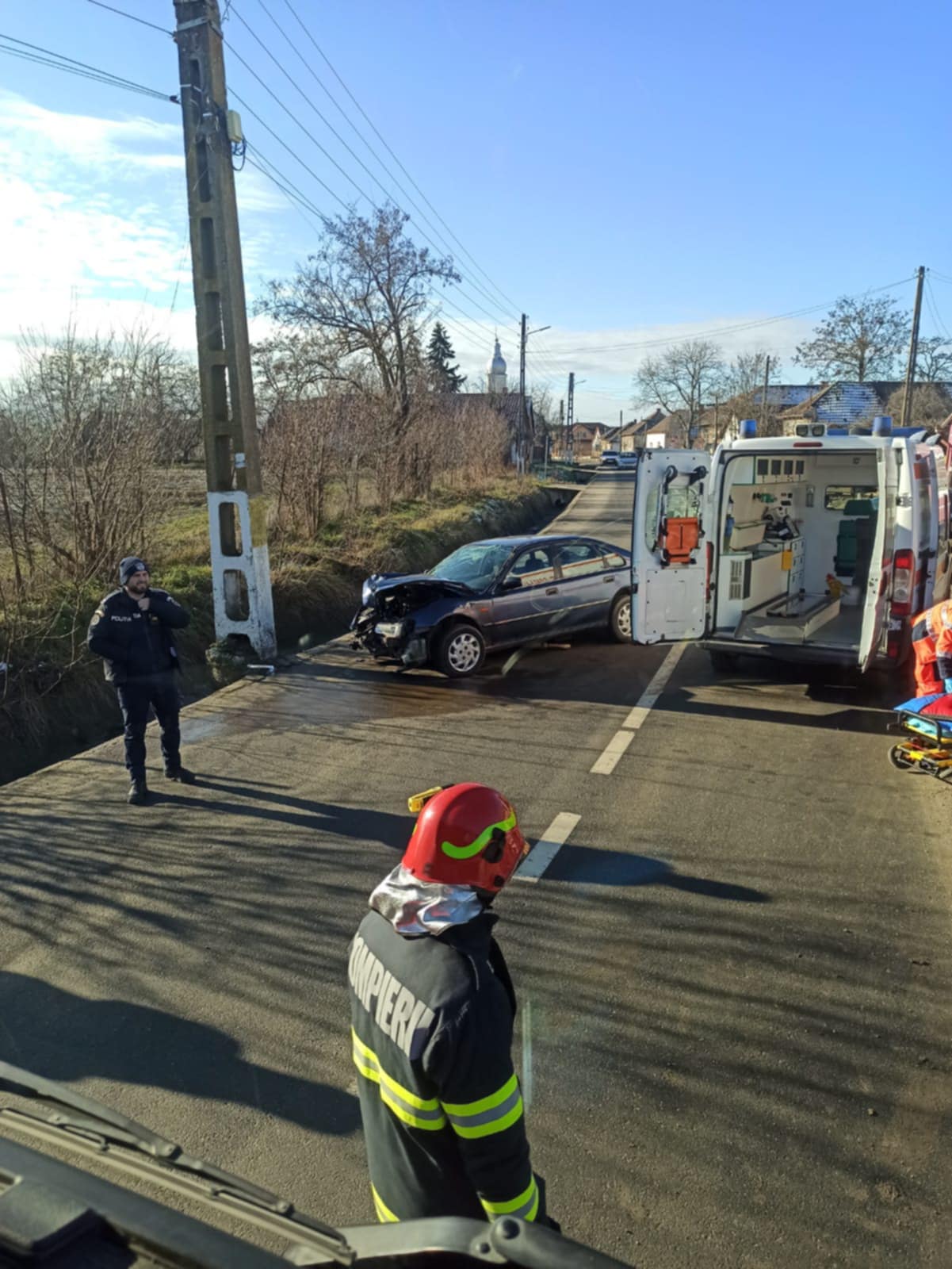 FOTO: Accident în județ. Șofer rănit după ce și-a ”parcat” mașina într-un stalp