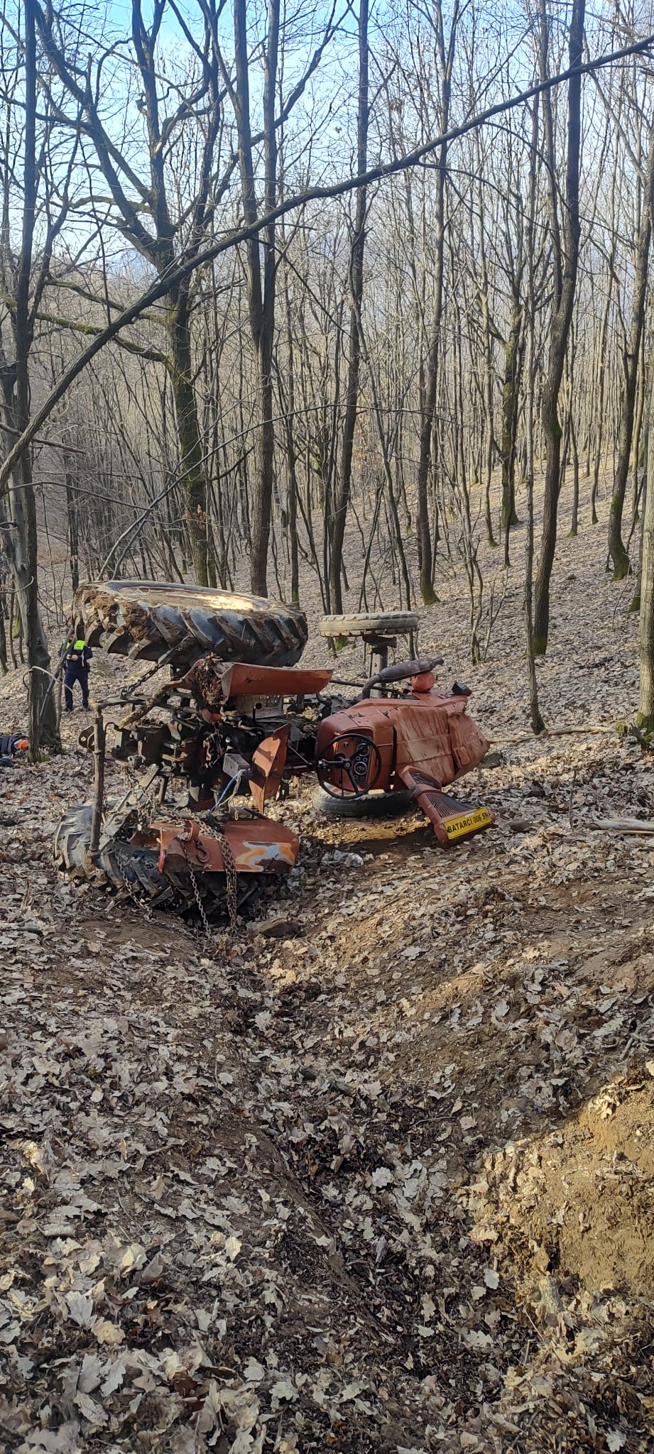FOTO. Tractor răsturnat peste un om în comuna Batarci. Victima a fost transportat de urgență la spitalul din Baia Mare.
