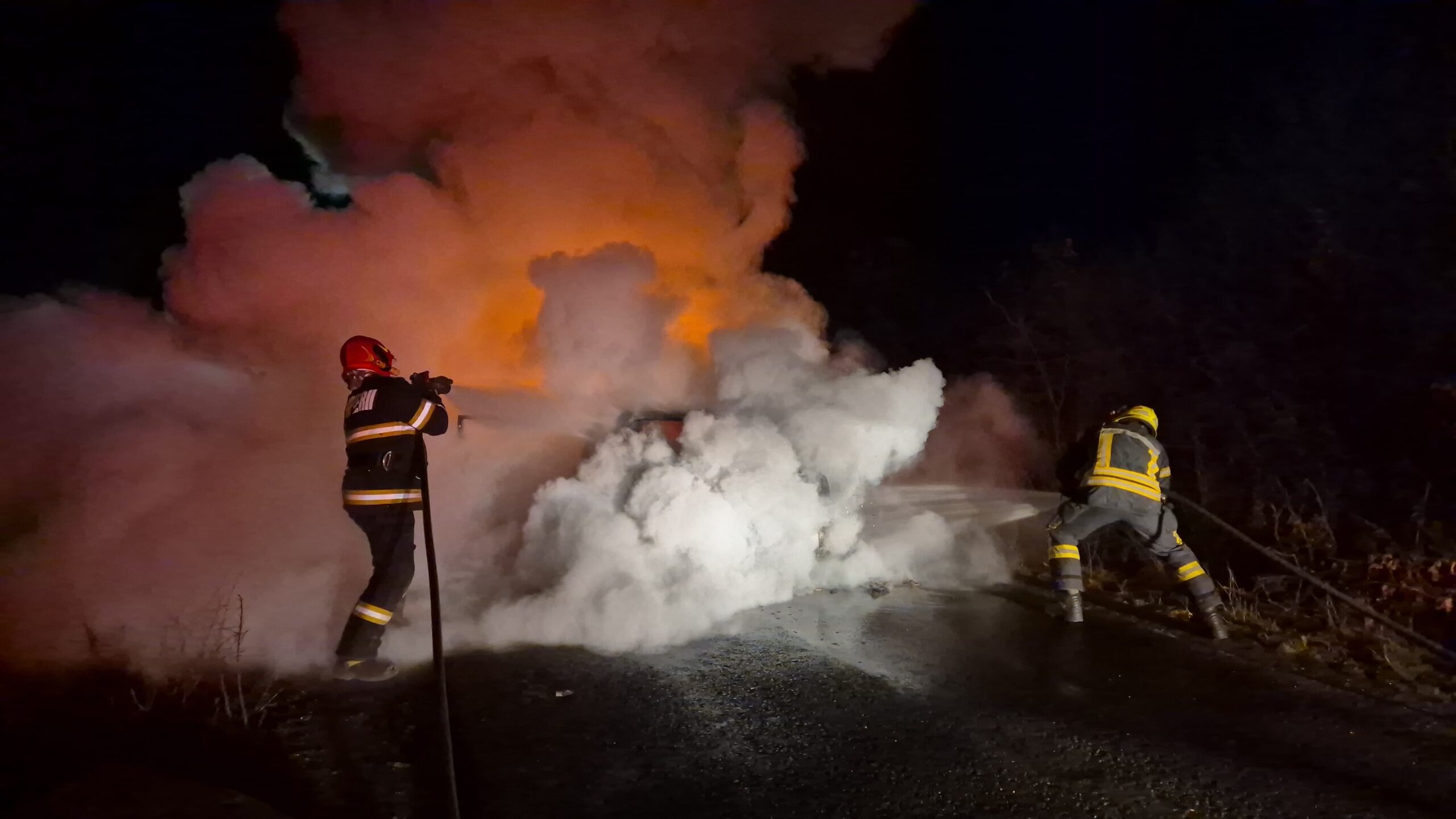 FOTO. Misiune dinamică! Autoturism în flăcări în județul Satu Mare.