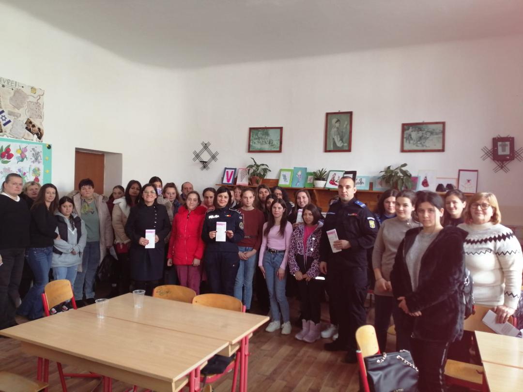 Activități preventive desfășurate de către polițiști în cadrul Proiectului Local „DE LA COPILĂRIE, LA ADOLESCENȚĂ”
