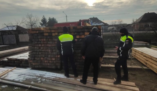 Poliția a confiscat valoric o cantitate de 68.05 metri cubi de material lemnos, valoarea acestuia fiind de peste 60.000 de lei. 