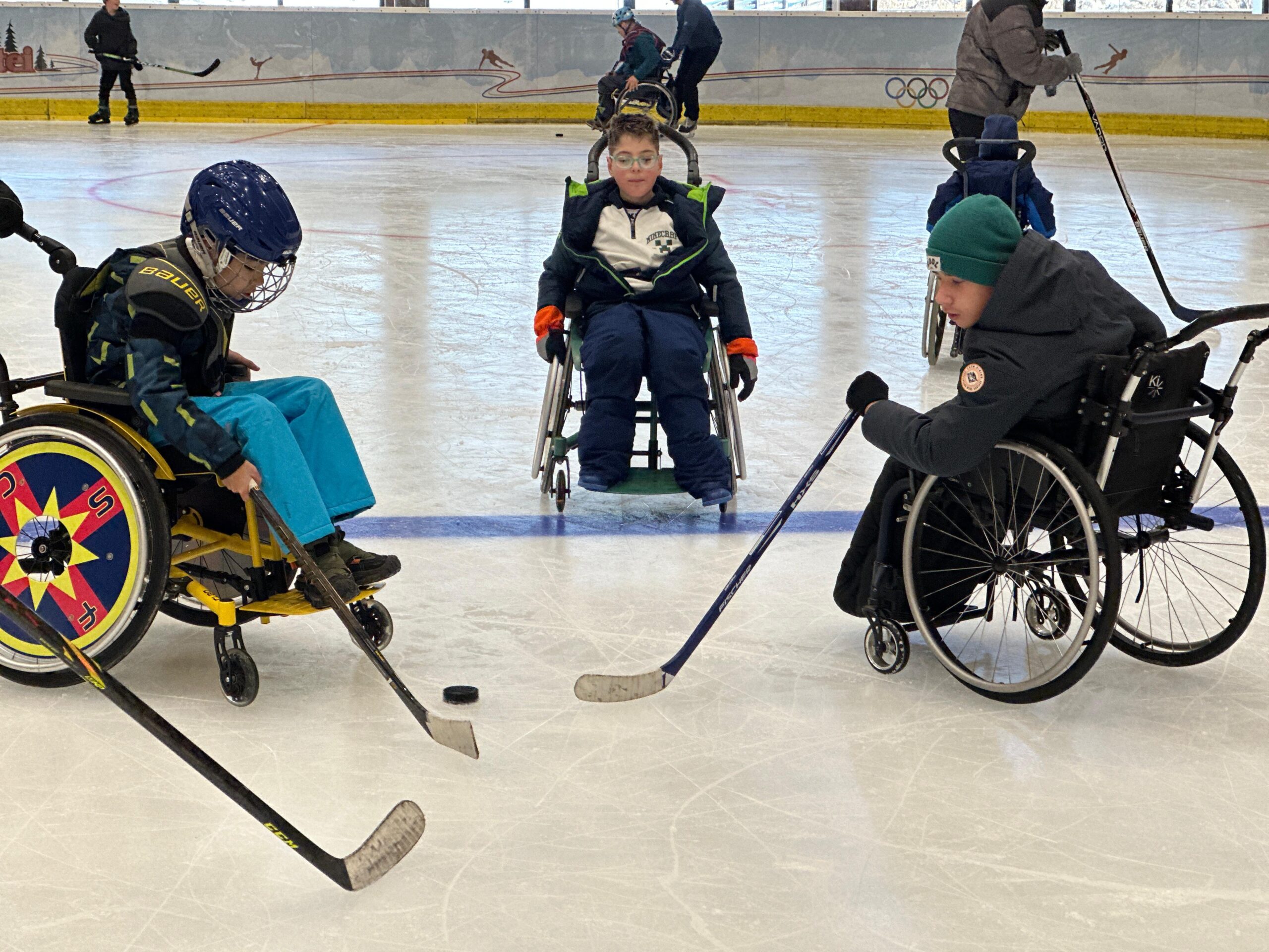 Caiac SMile aduce în premieră în România hocheiul adaptat la Cheile Grădiștei și include componenta educațională în programul de sporturi de iarnă adaptate pentru persoanele cu dizabilități