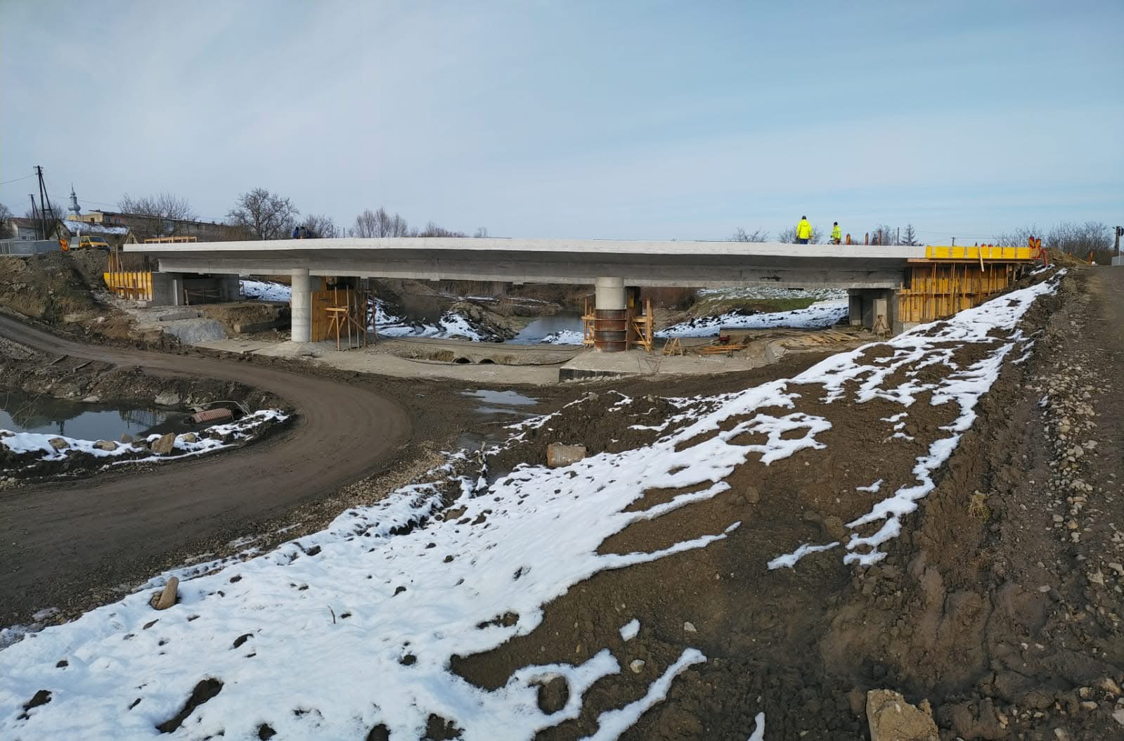 FOTO. Lucrările de refacere a podului peste râul Crasna avansează