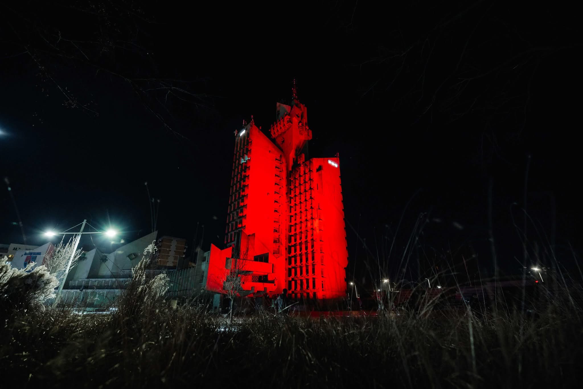 FOTO. Palatul Administrativ din Satu Mare a fost iluminat în culoarea roșie cu ocazia Zilei Europene a Numărului Unic de Urgență