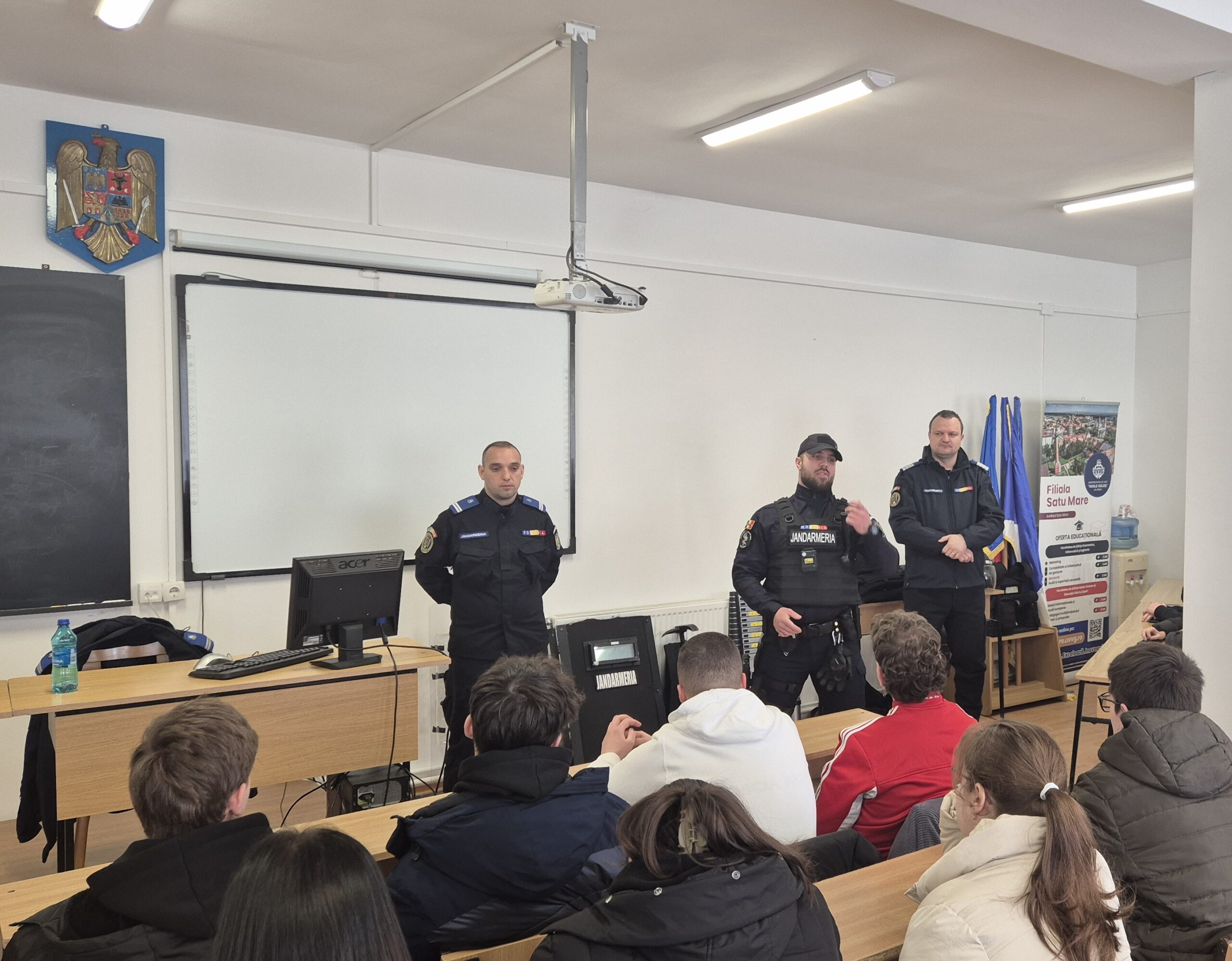 FOTO. Jandarmii Sătmăreni au răspuns „prezent" la invitația conducerii liceului „George Pop de Băseşti" Satu Mare.