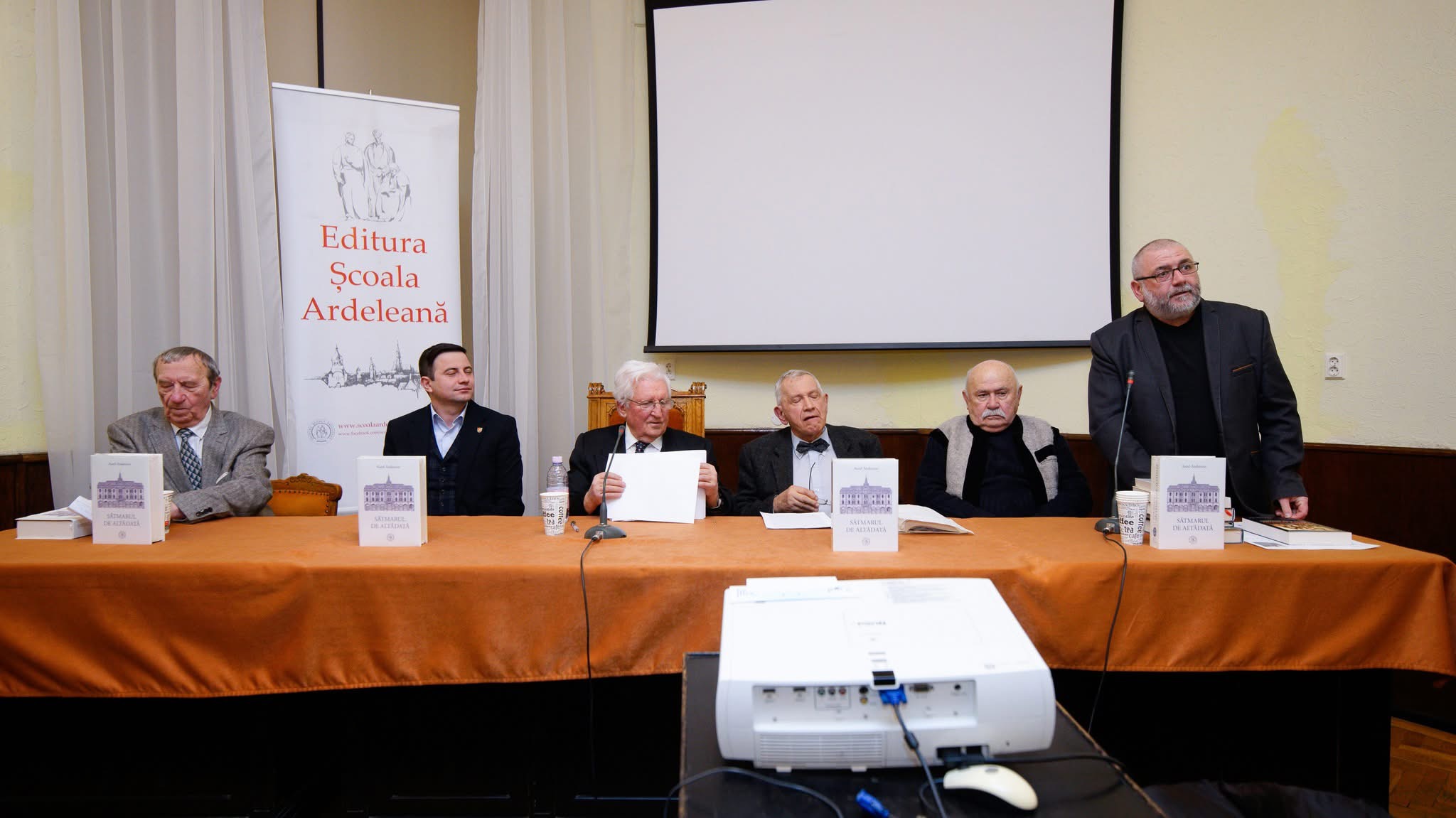 FOTO. Lansarea volumului „𝑺ă𝒕𝒎𝒂𝒓𝒖𝒍 𝒅𝒆 𝒂𝒍𝒕ă𝒅𝒂𝒕ă” la Biblioteca Centrală Universitară „Lucian Blaga” Cluj-Napoca