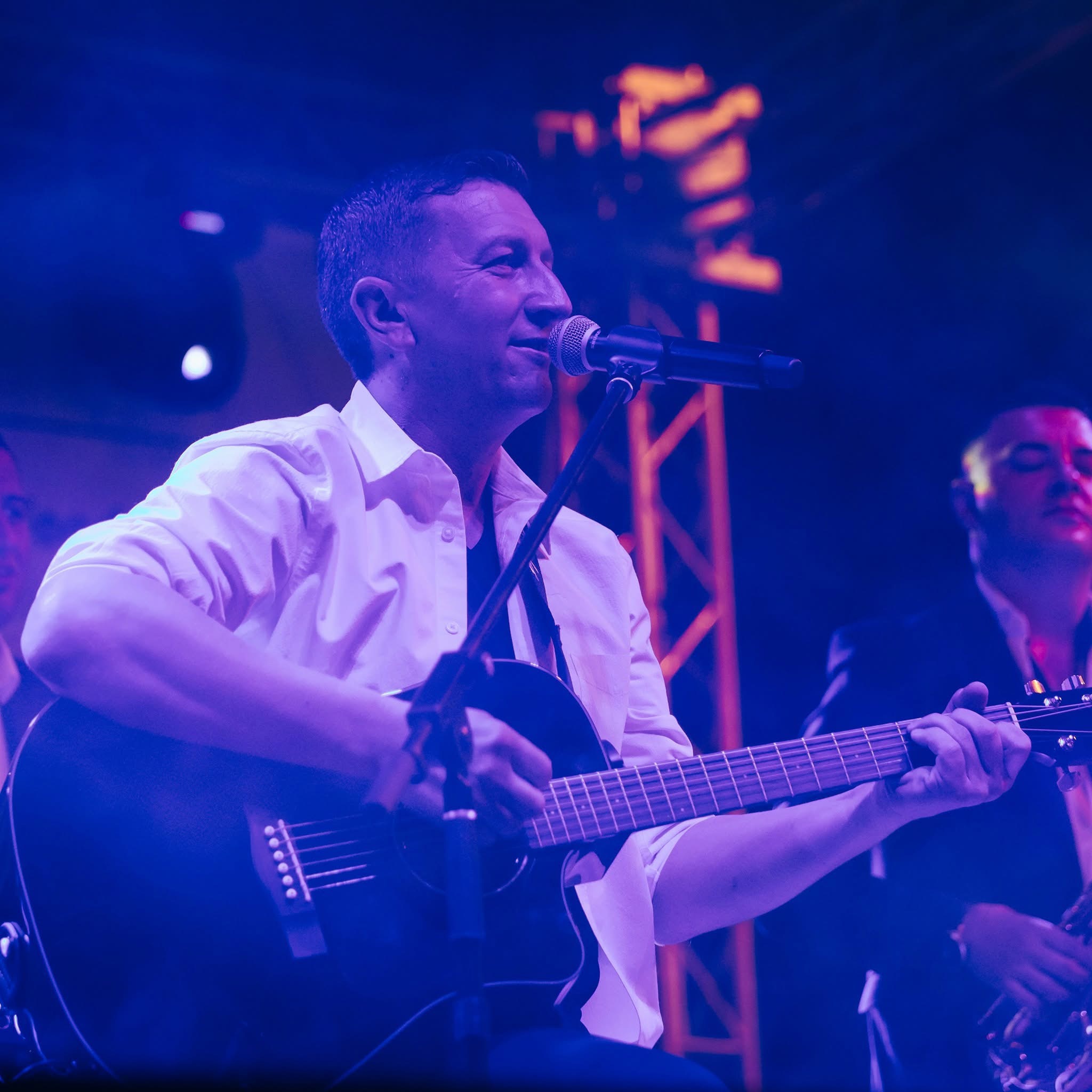 La mulți ani, Petrică Mureșan! - îndrăgitul interpret de muzică populară și ușoară se află la Ceas Aniversar!