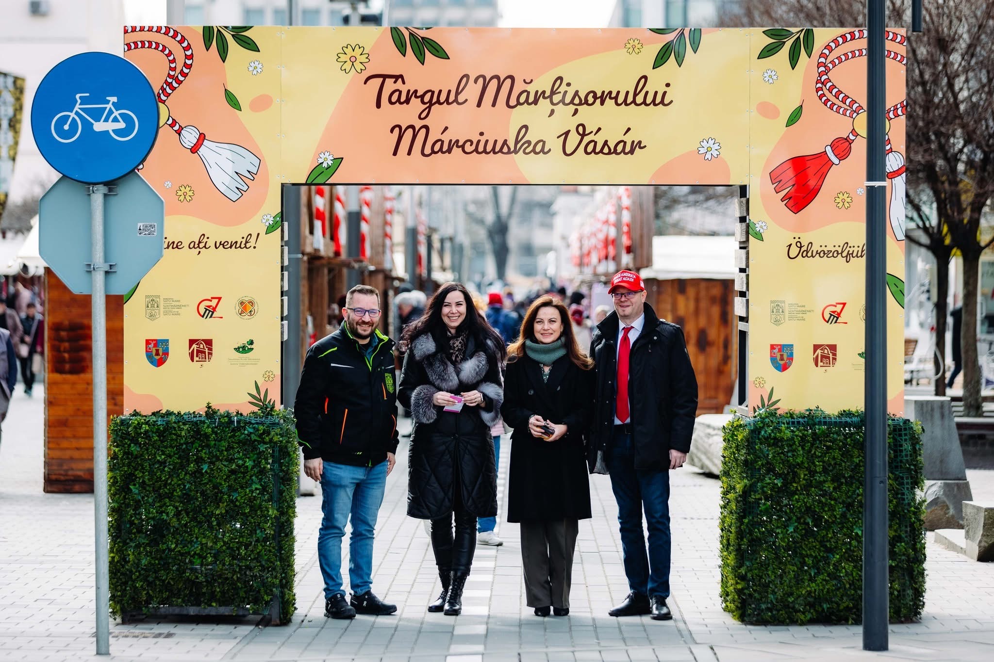 FOTO. Târgul Mărțișorului - șnururi albe și roșii încadrează tabloul unui început autentic de primăvară.