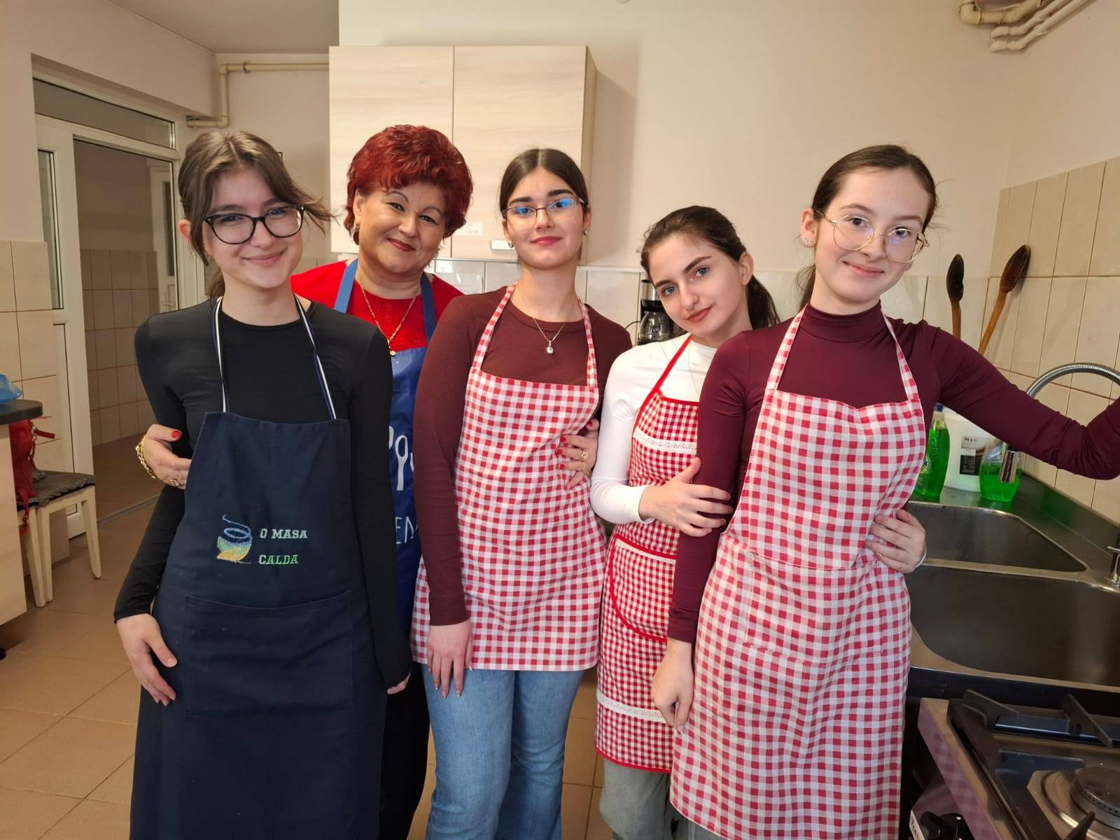 FOTO. Solidaritate și generozitate: O masă caldă pentru cei nevoiași