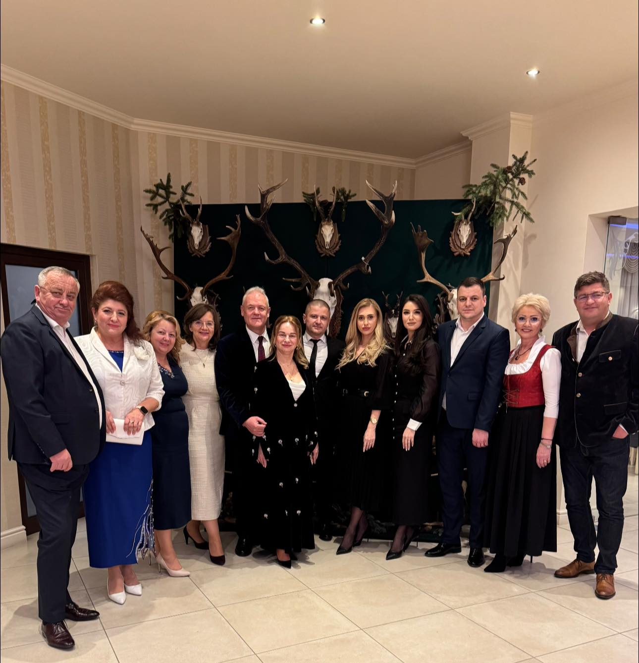 FOTO. Social democrații sătmăreni, prezenți în număr mare la Balul Vănătorilor și Pescarilor din Satu Mare: un eveniment de tradiție, eleganță și pasiune pentru natură