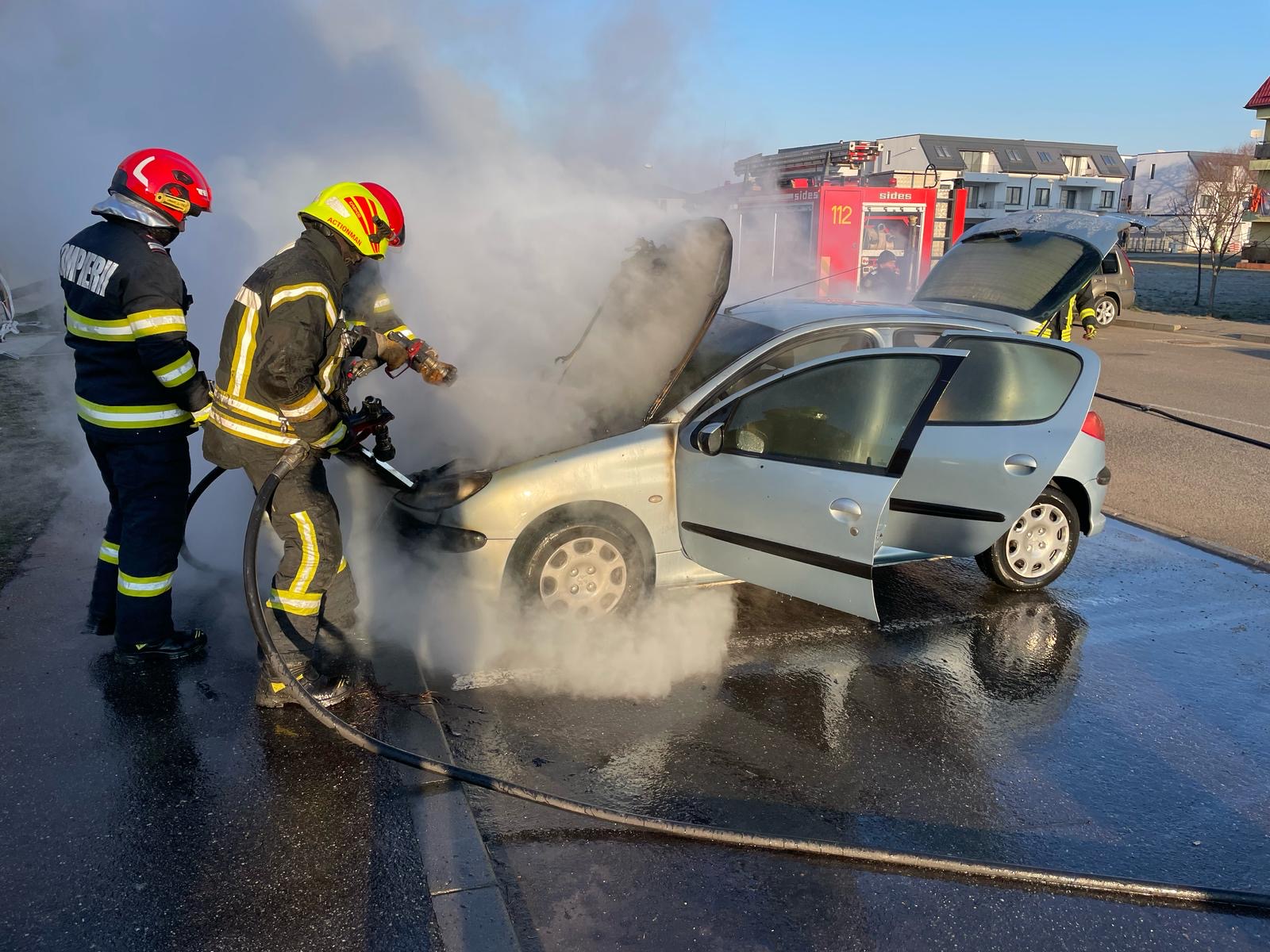 Pompierii sătmăreni au lichidat incendiul care se manifesta cu flacără la motorul autoturismului