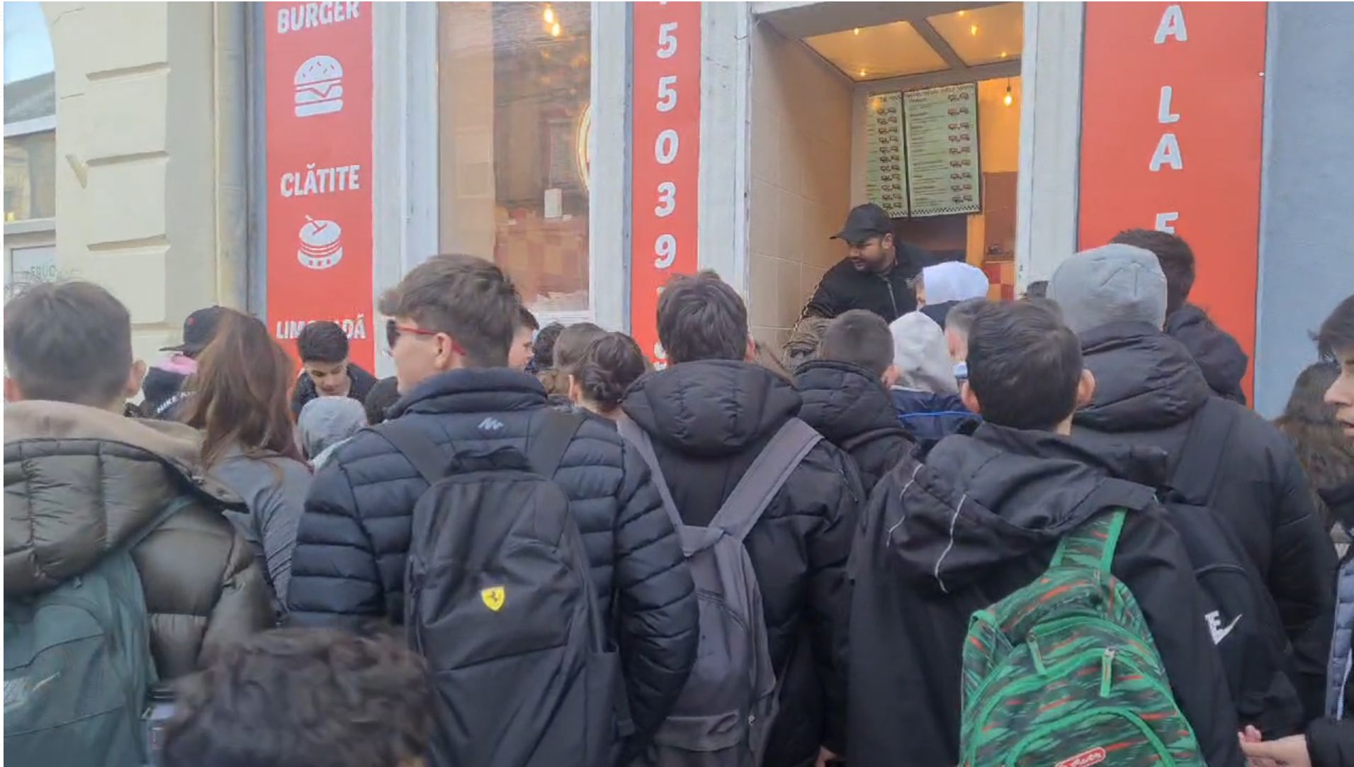 Nu suntem normali sau... îmbulzeală. Pentru o felie de pizza!