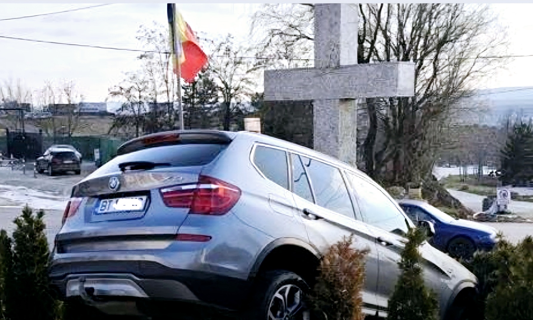 BMW-ul care a țucat crucea și bicicleta furată de lângă ”Casa Albă”!