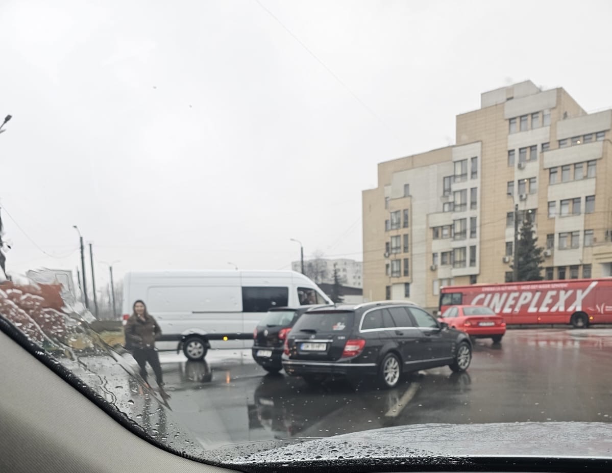 Accident rutier în sensul giratoriu de la Finanțe