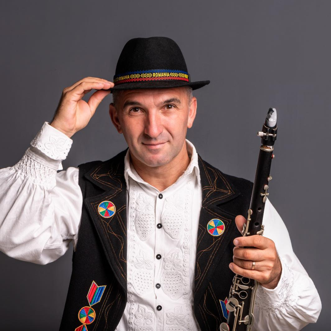 Îndrăgitul instrumentist Călin Borse aduce un omagiu satului natal printr-un nou colaj muzical!