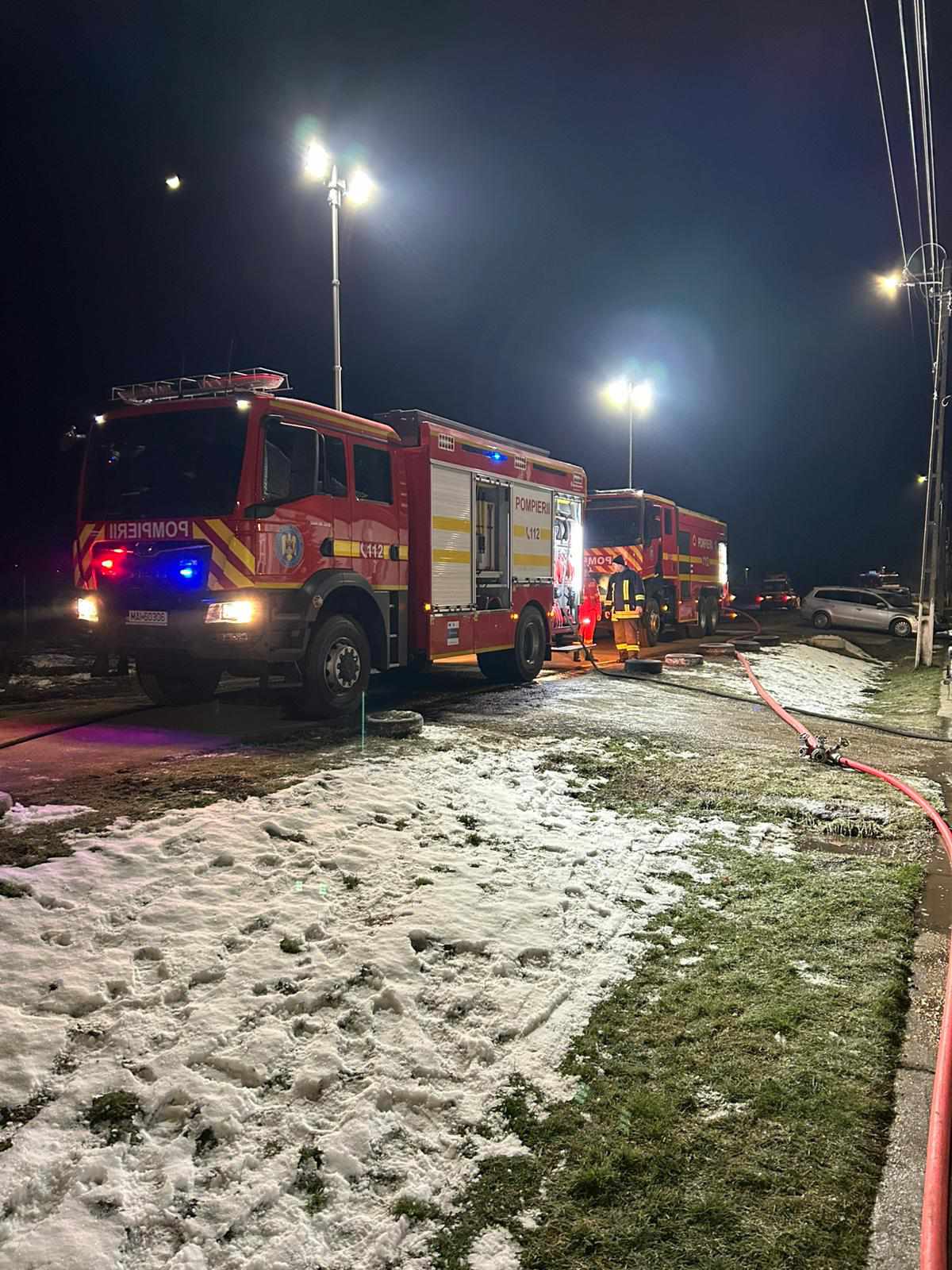 FOTO. Casă în flăcări. Pompierii au intervenit prompt