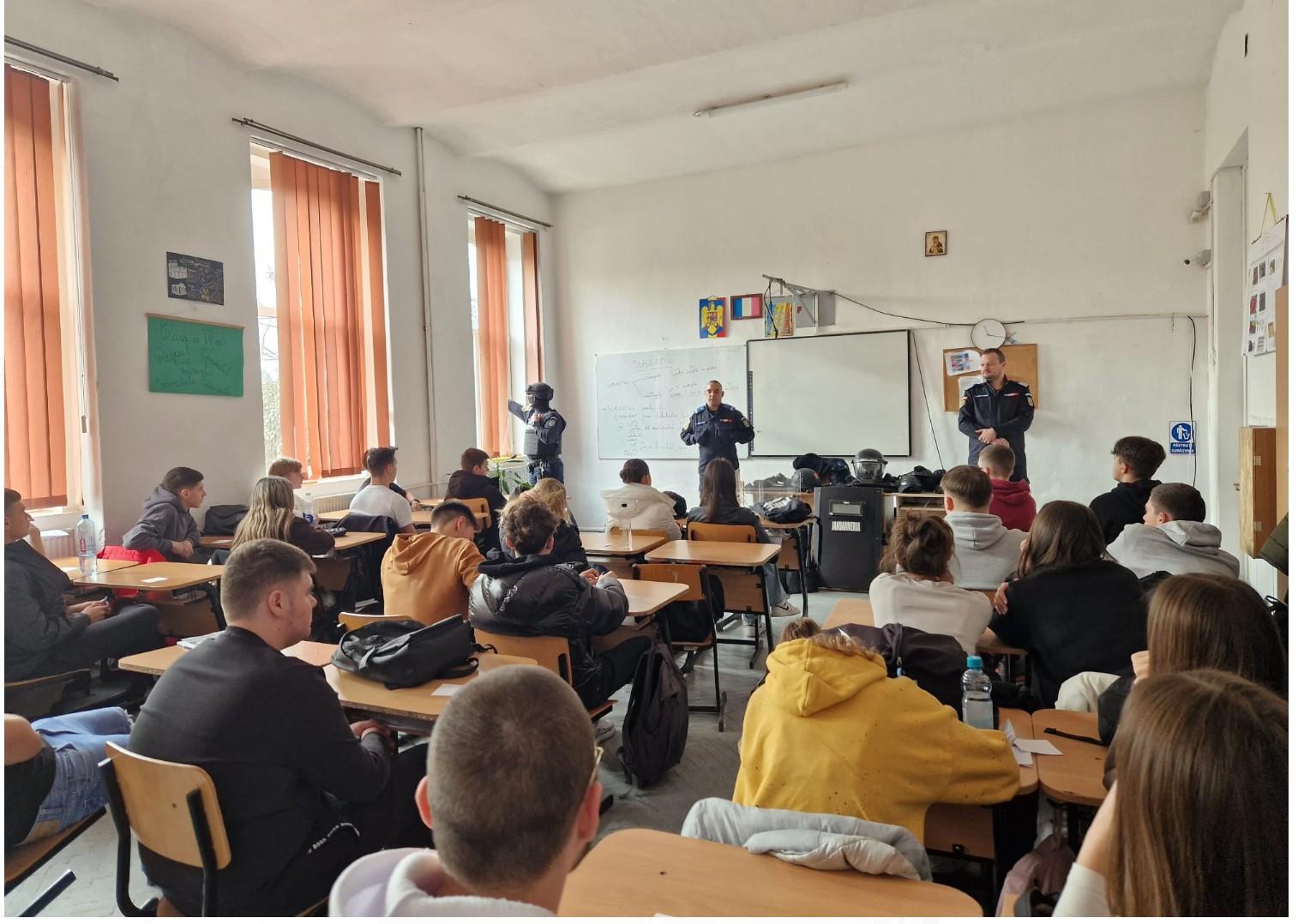 FOTO. Jandarmii sătmăreni alături de elevii Liceului cu Program Sportiv Satu Mare