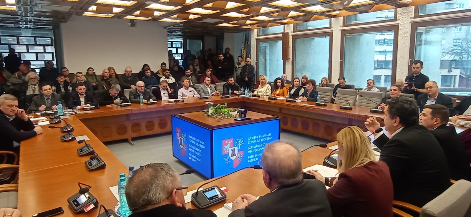 FOTO. PNL şi AUR au făcut iar circ la Consiliul Judeţean. S-au folosit de oameni necăjiţi pentru a câştiga capital electoral