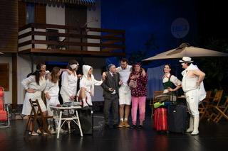 FOTO. SPECTACOL. Teatrul de Nord vă invită la comedia romantică JOCUL DE-A VACANȚA