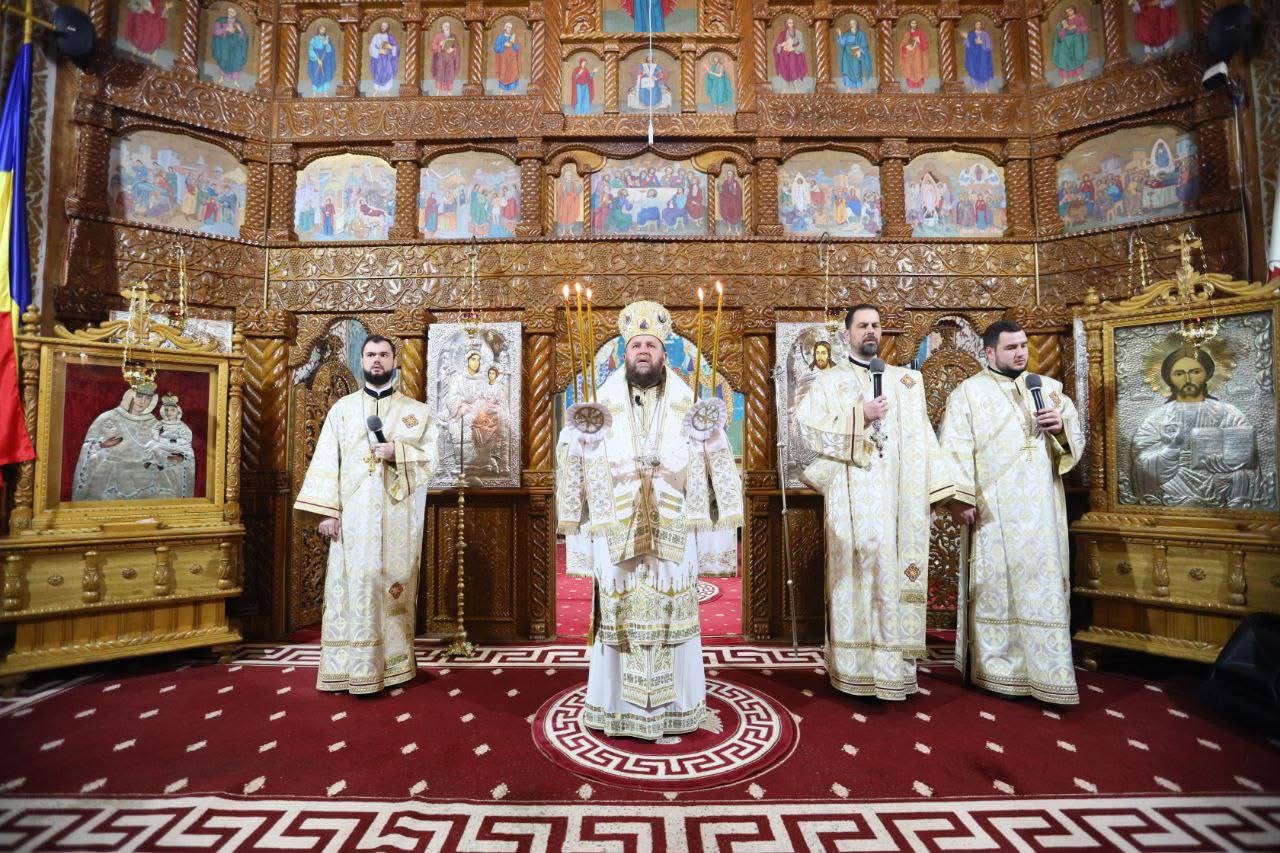 FOTO. Preasfințitul Părinte Timotei a slujit la Mănăstirea „Sfinții Apostoli Petru și Pavel” Bixad