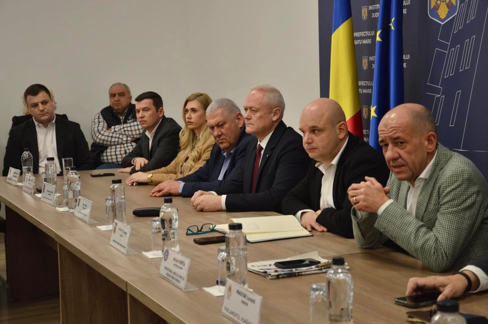 VIDEO/FOTO. ÎNTÂLNIRE STRATEGICĂ PENTRU VIITORUL AGRICULTURII. Conducerea Ministerului Agriculturii, în dialog cu fermierii sătmăreni