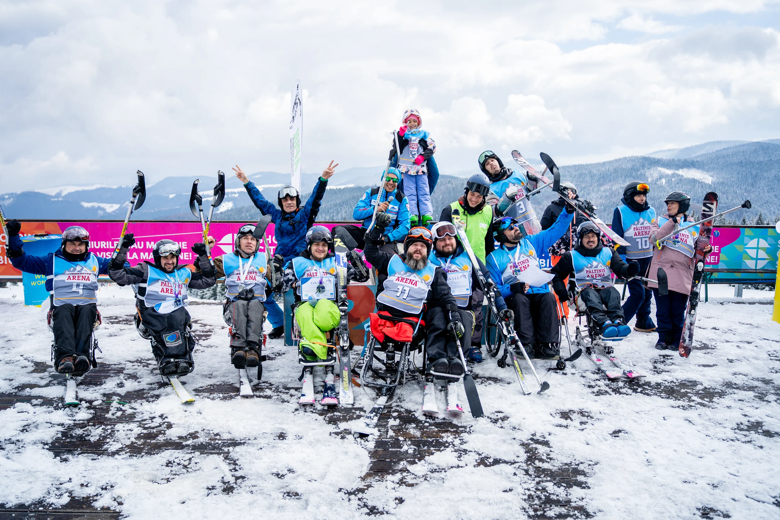 FOTO. PREMIERĂ în România: prima competiție oficială de schi adaptat persoanelor cu dizabilități locomotorii a avut loc la Arena Platoș Păltiniș