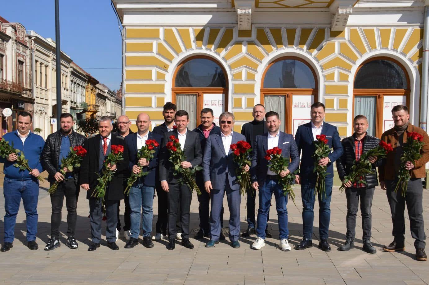 FOTO. PSD Satu Mare a dăruit flori doamnelor și domnișoarelor cu ocazia Zilei Internaționale a Femeii