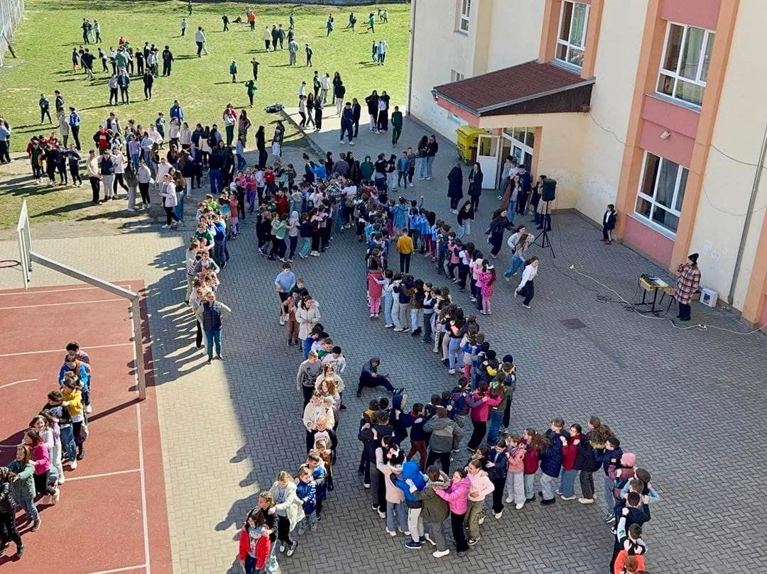 FOTO. Elevilor sătmăreni au marcat Ora Pământului prin cântec