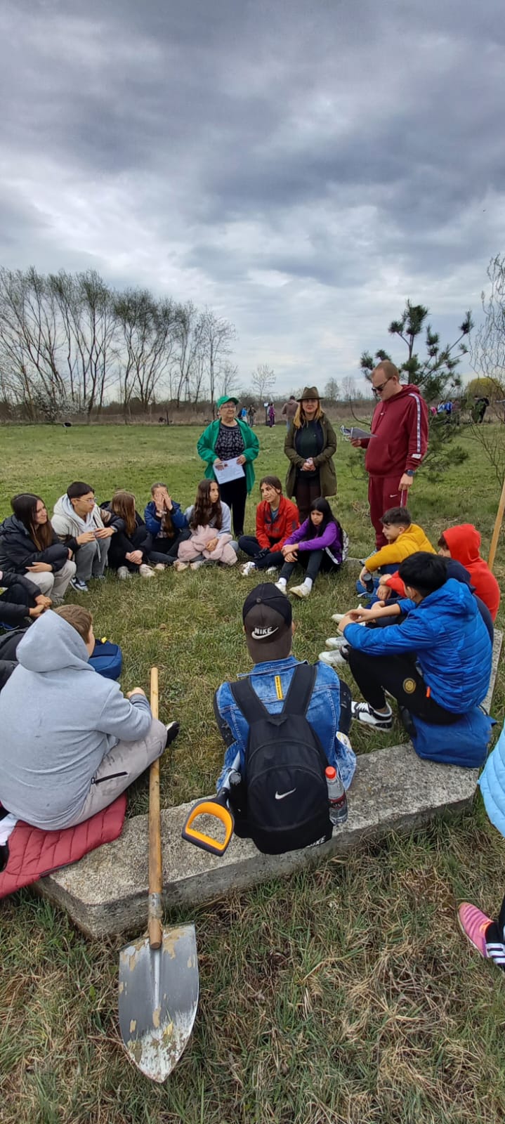 Campanie de plantare de puieți cu ocazia evenimentului ecologic ,,Luna Pădurii”
