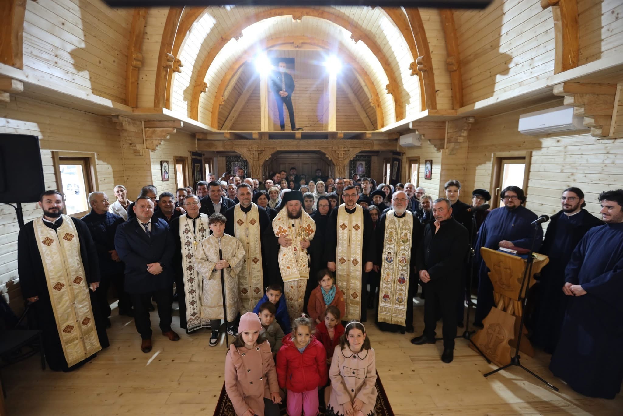 FOTO. PS. Timotei Sătmăreanul s-a aflat în mijloc credincioșilor din Petea